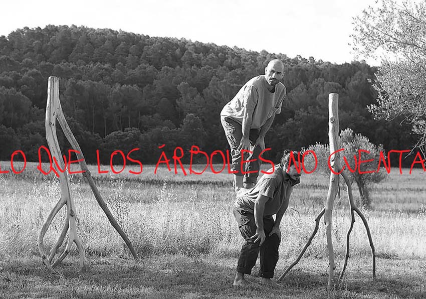event image:Un home pujat damunt d'un altre enmig de la muntanya